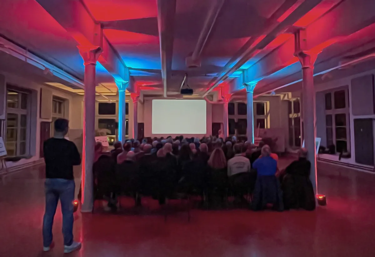 Impressionen vom Motorworld-Talk im Februar 2023. Der ehemalige Rennpilot spricht vor Publikum in der Motorworld Kemptthal.